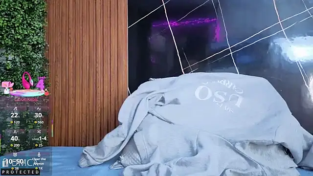 Kiara Zahiri   online show from 10/20/25, 11:10