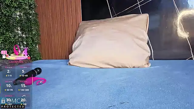 Kiara Zahiri   online show from 10/21/25, 11:00