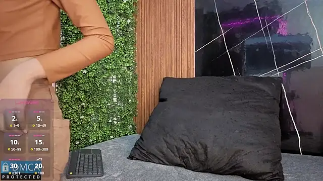 Kiara Zahiri   online show from 11/11/25, 10:59