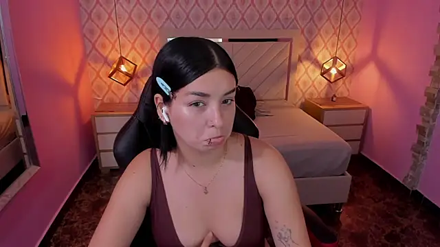 CHRISTY TEIGEN4 online show from 10/04/25, 07:23