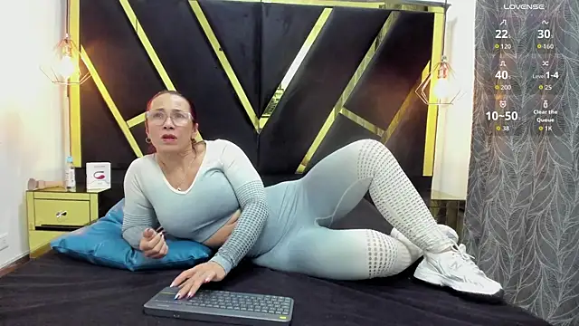 Snapshot of agatha_fit chatting on 06/16/26, 01:03 agatha fit online show from 06/16/26, 01:03