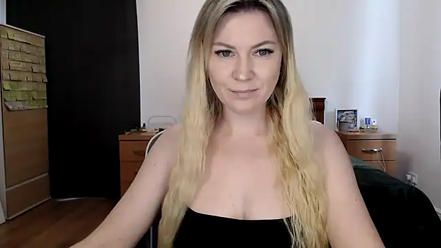 Snapshot of ParadiseAlina chatting on 09/14/25, 04:28 ParadiseAlina online show from 09/14/25, 04:28