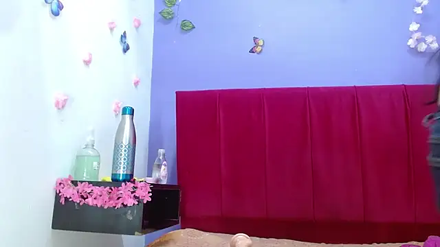 andrealopezcm101 online show from 10/27/25, 11:36