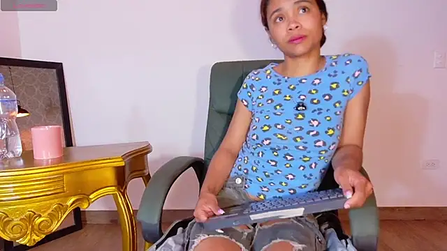 Snapshot of Kristall_06 chatting on 12/18/25, 02:39 Kristall 06 online show from 12/18/25, 02:39