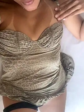 Snapshot of Katianesantos chatting on 09/25/25, 05:27 Katianesantos online show from 09/25/25, 05:27