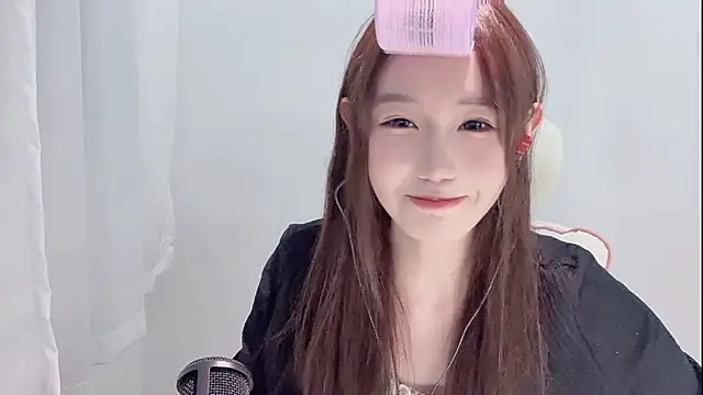 Snapshot of Xiao-runbao chatting on 10/24/25, 02:13 Xiao-runbao online show from 10/24/25, 02:13