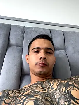 Snapshot of AndrewGmz chatting on 09/20/25, 02:40 AndrewGmz online show from 09/20/25, 02:40