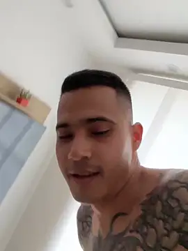 Snapshot of AndrewGmz chatting on 10/10/25, 06:18 AndrewGmz online show from 10/10/25, 06:18