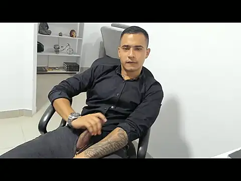 Snapshot of AndrewGmz chatting on 11/13/25, 02:21 AndrewGmz online show from 11/13/25, 02:21