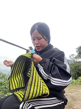 Snapshot of O_o_UwU_o_O chatting on 11/21/25, 02:43 O o UwU o O online show from 11/21/25, 02:43