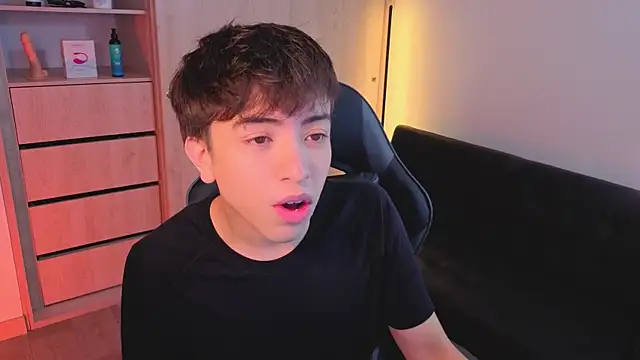 Snapshot of onlinenico chatting on 10/08/25, 08:06 onlinenico online show from 10/08/25, 08:06