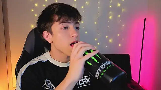 Snapshot of onlinenico chatting on 12/04/25, 08:06 onlinenico online show from 12/04/25, 08:06