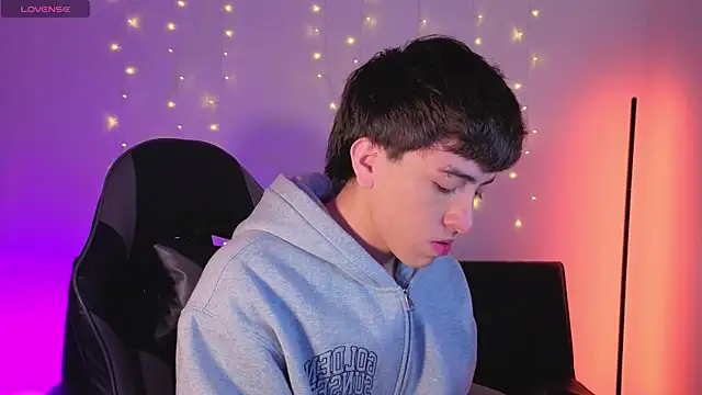 Snapshot of onlinenico chatting on 12/05/25, 08:05 onlinenico online show from 12/05/25, 08:05