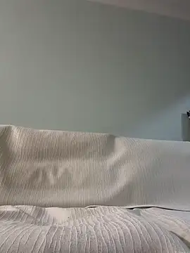 Snapshot of miniyellower chatting on 10/25/25, 12:02 miniyellower online show from 10/25/25, 12:02