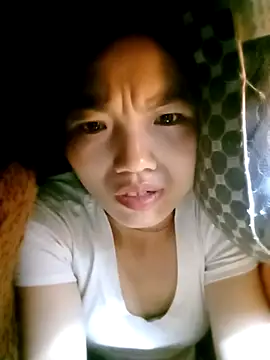 Snapshot of ngan-cute chatting on 12/15/25, 10:03 ngan-cute online show from 12/15/25, 10:03