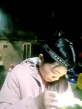 Snapshot of ngan-cute chatting on 12/18/25, 03:01 ngan-cute online show from 12/18/25, 03:01