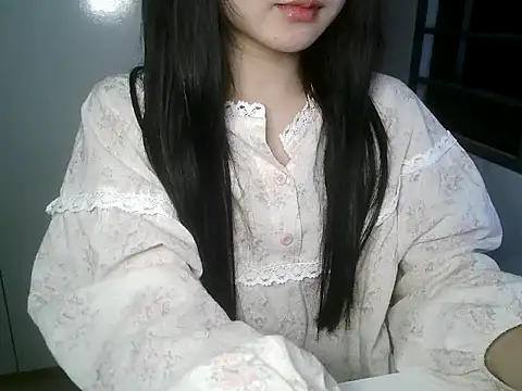 Snapshot of Annabelle-e chatting on 12/17/25, 04:24 Annabelle-e online show from 12/17/25, 04:24