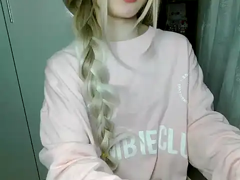 Snapshot of Annabelle-e chatting on 03/03/26, 06:25 Annabelle-e online show from 03/03/26, 06:25