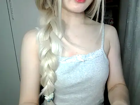 Snapshot of Annabelle-e chatting on 03/29/26, 04:18 Annabelle-e online show from 03/29/26, 04:18