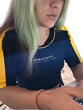 Snapshot of euahotmarii20 chatting on 11/14/25, 03:27 euahotmarii20 online show from 11/14/25, 03:27