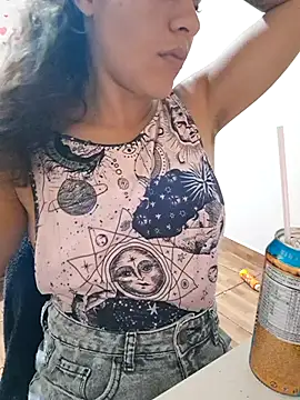 Snapshot of euahotmarii20 chatting on 11/17/25, 10:21 euahotmarii20 online show from 11/17/25, 10:21