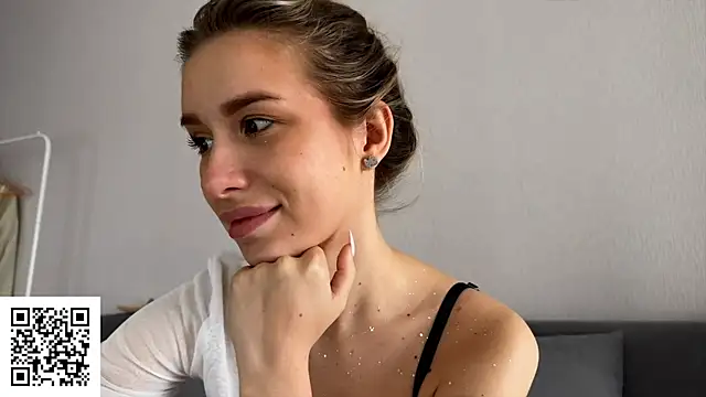 Snapshot of ElysiaXo chatting on 10/19/25, 04:46 ElysiaXo online show from 10/19/25, 04:46