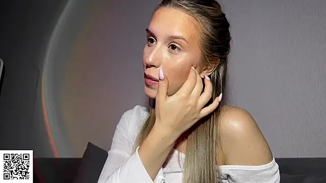 Snapshot of ElysiaXo chatting on 10/23/25, 09:57 ElysiaXo online show from 10/23/25, 09:57