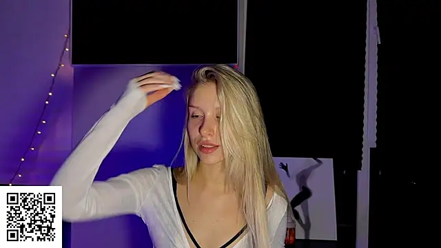 Snapshot of ElysiaXo chatting on 11/16/25, 11:21 ElysiaXo online show from 11/16/25, 11:21