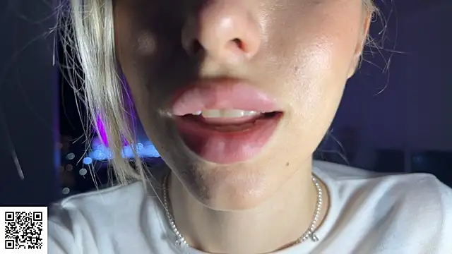 Snapshot of ElysiaXo chatting on 11/27/25, 11:18 ElysiaXo online show from 11/27/25, 11:18