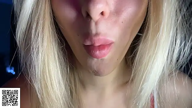 Snapshot of ElysiaXo chatting on 12/04/25, 10:07 ElysiaXo online show from 12/04/25, 10:07