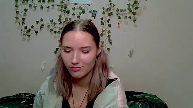  kikiclark   online show from 10/25/25, 08:47