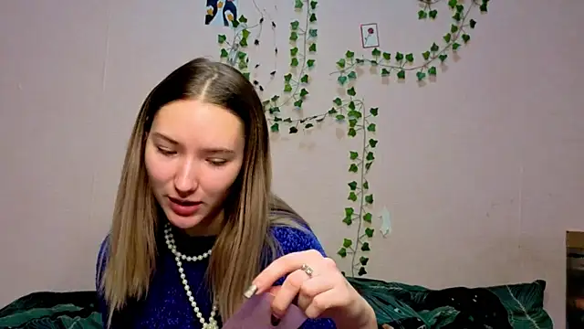  kikiclark   online show from 12/15/25, 08:24