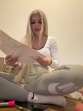 Snapshot of Steffi_Snowbunny chatting on 09/16/25, 02:18 Steffi Snowbunny online show from 09/16/25, 02:18
