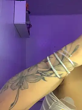 Snapshot of luluzinhax chatting on 11/06/25, 02:12 luluzinhax online show from 11/06/25, 02:12