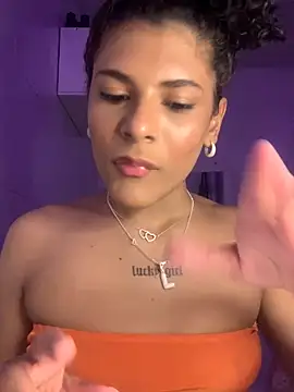 Snapshot of luluzinhax chatting on 11/13/25, 04:55 luluzinhax online show from 11/13/25, 04:55