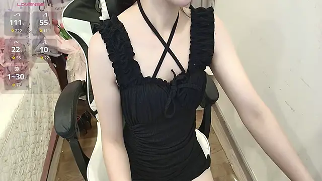 Snapshot of Bae_Gigii chatting on 10/13/25, 01:05 Bae Gigii online show from 10/13/25, 01:05