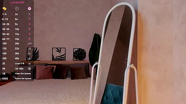 Snapshot of Lynn_Martin chatting on 04/13/26, 04:01 Lynn Martin online show from 04/13/26, 04:01