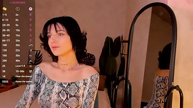 Snapshot of Lynn_Martin chatting on 04/19/26, 12:43 Lynn Martin online show from 04/19/26, 12:43