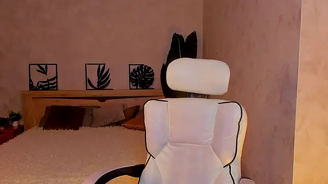 Snapshot of Lynn_Martin chatting on 04/21/26, 05:17 Lynn Martin online show from 04/21/26, 05:17