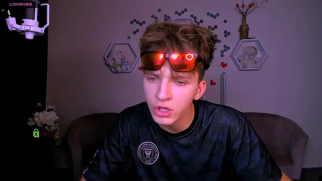 travis wolf  online show from 09/22/25, 07:16