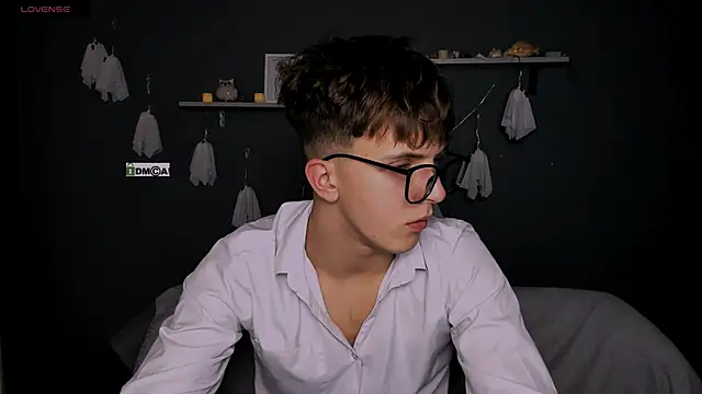 travis wolf  online show from 10/29/25, 08:32