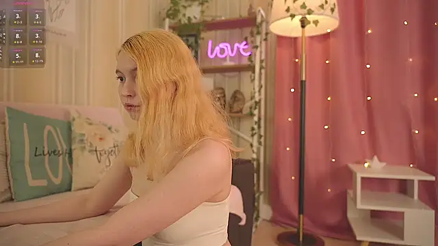 Snapshot of Ruminelle chatting on 04/23/26, 11:42 Ruminelle online show from 04/23/26, 11:42