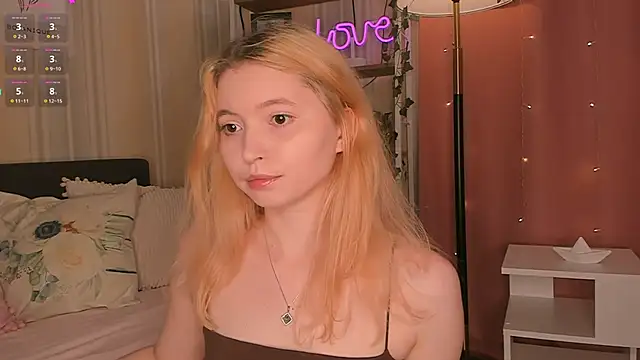Snapshot of Ruminelle chatting on 06/08/26, 11:32 Ruminelle online show from 06/08/26, 11:32