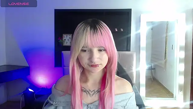 Snapshot of _Charlotte_Collins_ chatting on 06/27/26, 03:28 Charlotte Collins online show from 06/27/26, 03:28