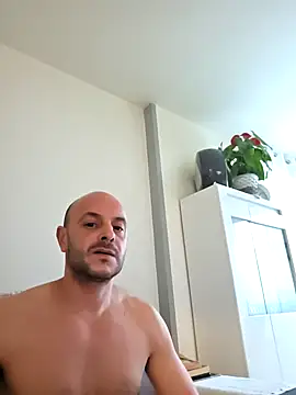 Snapshot of nono93100@xh chatting on 12/14/25, 08:41 nono93100xh online show from 12/14/25, 08:41