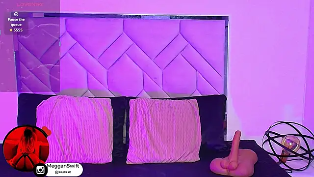 Snapshot of megganswift_ chatting on 04/14/26, 06:30 megganswift online show from 04/14/26, 06:30