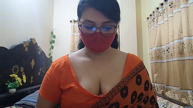 Snapshot of Elena_cruz5 chatting on 05/13/26, 04:37 Elena cruz5 online show from 05/13/26, 04:37