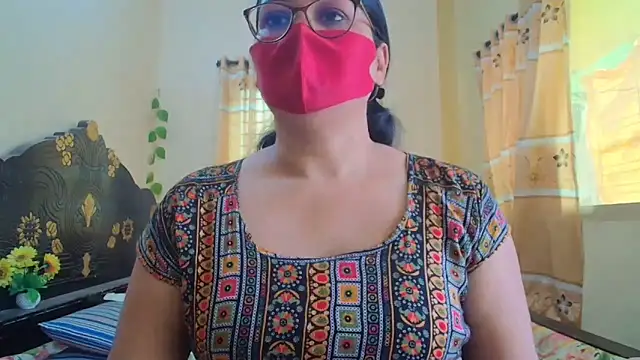 Snapshot of Elena_cruz5 chatting on 05/24/26, 04:28 Elena cruz5 online show from 05/24/26, 04:28