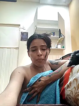 Snapshot of SaraBust chatting on 09/23/25, 01:41 SaraBust online show from 09/23/25, 01:41