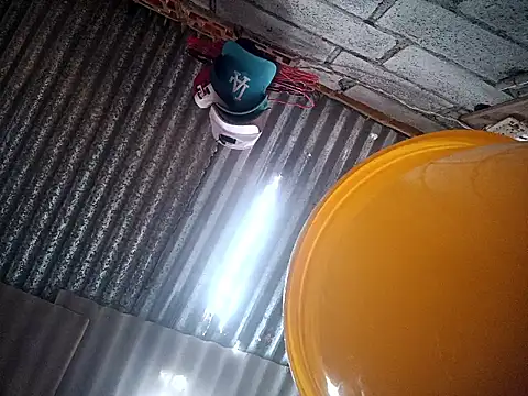 Snapshot of SaraBust chatting on 10/05/25, 04:27 SaraBust online show from 10/05/25, 04:27